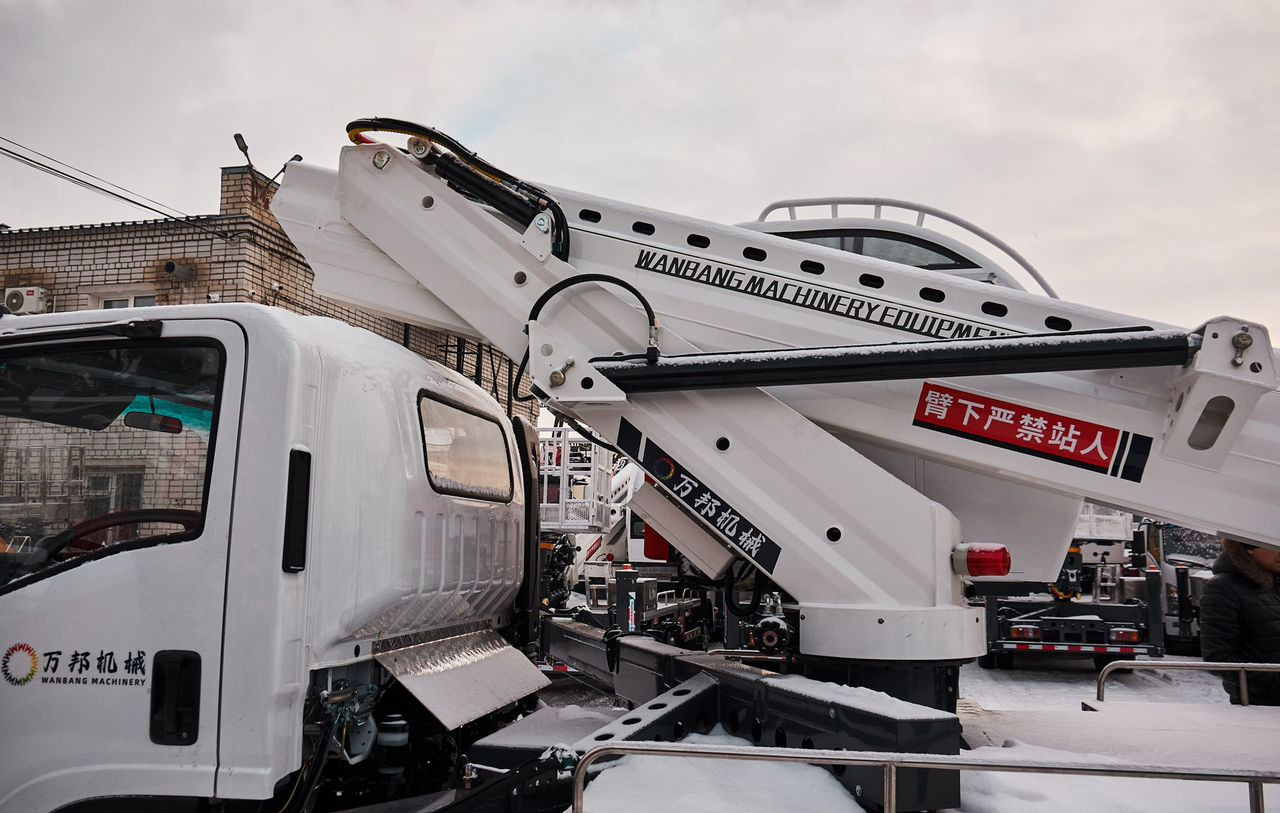 Isuzu Elf - Грузовик с подъемником: фото 5 Isuzu Elf - Грузовик с подъемником: фото 5