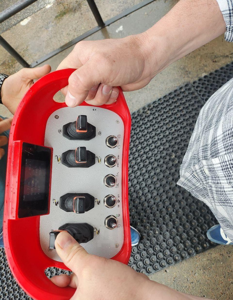 Isuzu Elf - Грузовик с подъемником: фото 5 Isuzu Elf - Грузовик с подъемником: фото 5