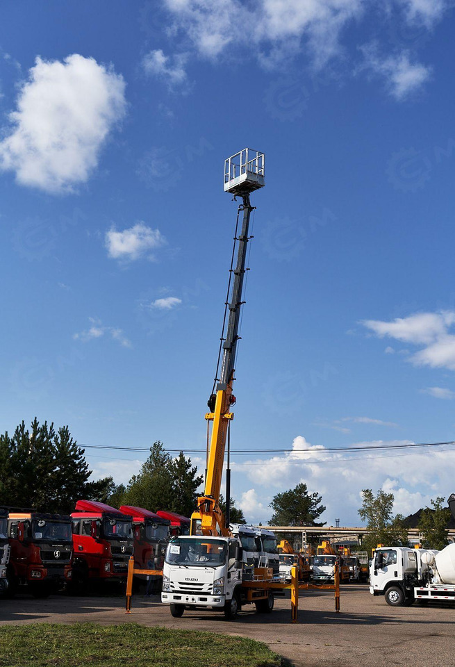 Isuzu Elf - Грузовик с подъемником: фото 2 Isuzu Elf - Грузовик с подъемником: фото 2