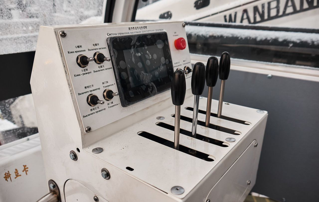 Isuzu Elf - Грузовик с подъемником: фото 3 Isuzu Elf - Грузовик с подъемником: фото 3