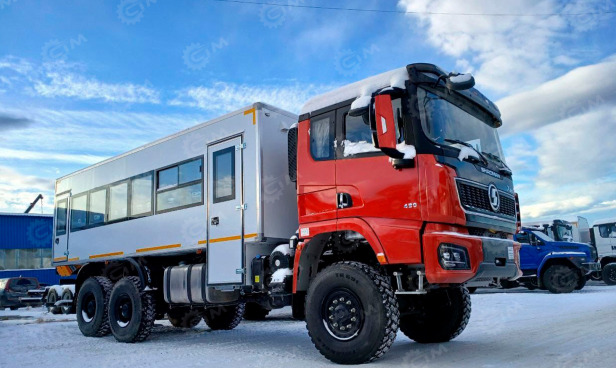 Вахтовый автобус на шасси Shacman 6×6 односкат Х5000 дв.430 л/с 28 мест - Вахтовый автобус: фото 1