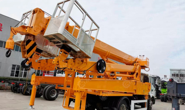 Автокран-автовышка на шасси ISUZU 4x2 дв 221kw крановая установка гп 16т 5 секций стрела 34м(2 - Грузовик с подъемником: фото 1 Автокран-автовышка на шасси ISUZU 4x2 дв 221kw крановая установка гп 16т 5 секций стрела 34м(2 - Грузовик с подъемником: фото 1