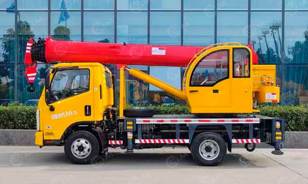 Автокран на шасси ISUZU 4x2 дв 88kw крановая установка WANBANG STSQ5-7 гп 5т 7 секций стрела 30 - Мобильный кран: фото 1 Автокран на шасси ISUZU 4x2 дв 88kw крановая установка WANBANG STSQ5-7 гп 5т 7 секций стрела 30 - Мобильный кран: фото 1