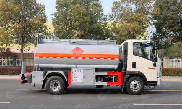 Бензовоз на шасси ISUZU 4х2 дв 139kw бочка 6м3 с системой заправки - Грузовик-цистерна: фото 1 Бензовоз на шасси ISUZU 4х2 дв 139kw бочка 6м3 с системой заправки - Грузовик-цистерна: фото 1