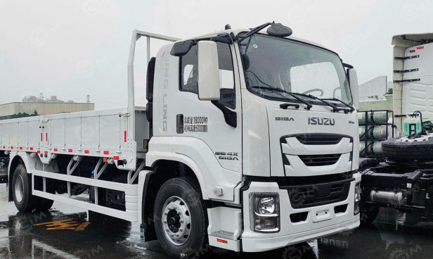 Бортовой грузовик ISUZU 4x2 дв.177kw гп 10т кузов 6620х2430х600 кабина со спальным местом - Грузовик бортовой/ Платформа: фото 1 Бортовой грузовик ISUZU 4x2 дв.177kw гп 10т кузов 6620х2430х600 кабина со спальным местом - Грузовик бортовой/ Платформа: фото 1