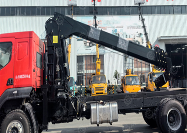 Бортовой грузовик ISUZU 6x4 дв 221kw (сдвоенная кабина) c кму Chang Xing SQS175-4 гп 7 тонн 5 с - Грузовик бортовой/ Платформа: фото 1 Бортовой грузовик ISUZU 6x4 дв 221kw (сдвоенная кабина) c кму Chang Xing SQS175-4 гп 7 тонн 5 с - Грузовик бортовой/ Платформа: фото 1