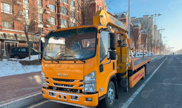Эвакуатор на шасси ISUZU 4x2 дв 139kw Elf P700 со спальным местом с КМУ XCMG SQS125-4 гп 5т с п - Эвакуатор: фото 1 Эвакуатор на шасси ISUZU 4x2 дв 139kw Elf P700 со спальным местом с КМУ XCMG SQS125-4 гп 5т с п - Эвакуатор: фото 1