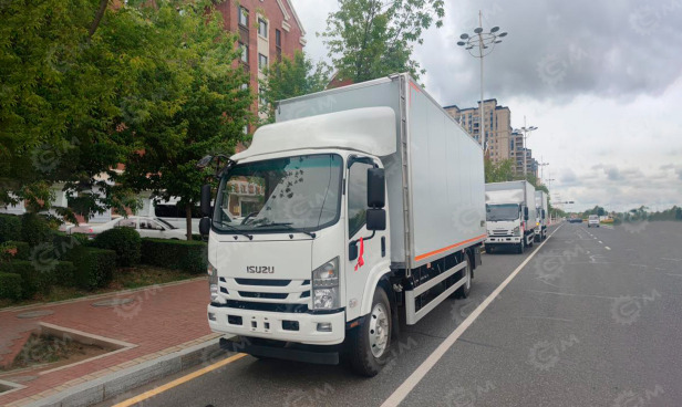 Фургон изотермический на шасси ISUZU 4х4 дв 139 kw гп 5т (фургон 4200х2200х2200mm) - Изотермический грузовик: фото 1 Фургон изотермический на шасси ISUZU 4х4 дв 139 kw гп 5т (фургон 4200х2200х2200mm) - Изотермический грузовик: фото 1