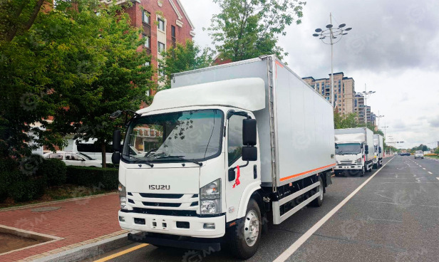 Фургон изотермический на шасси ISUZU 4х4 дв 139 kw гп 5т (фургон 5000х2200х2200mm) - Изотермический грузовик: фото 1 Фургон изотермический на шасси ISUZU 4х4 дв 139 kw гп 5т (фургон 5000х2200х2200mm) - Изотермический грузовик: фото 1
