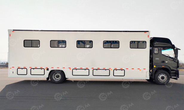 Фургон изотермический на шасси ISUZU 6x4 для перевозки коней 6шт дв 221 kw (компоновка согласно - Коневоз: фото 1 Фургон изотермический на шасси ISUZU 6x4 для перевозки коней 6шт дв 221 kw (компоновка согласно - Коневоз: фото 1