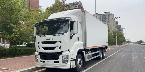 Фургон рефрижератор на шасси ISUZU 6x4 дв 221kw гп 14 тонн (фургон 8800*2400*2500) холодильная - Рефрижератор: фото 1 Фургон рефрижератор на шасси ISUZU 6x4 дв 221kw гп 14 тонн (фургон 8800*2400*2500) холодильная - Рефрижератор: фото 1