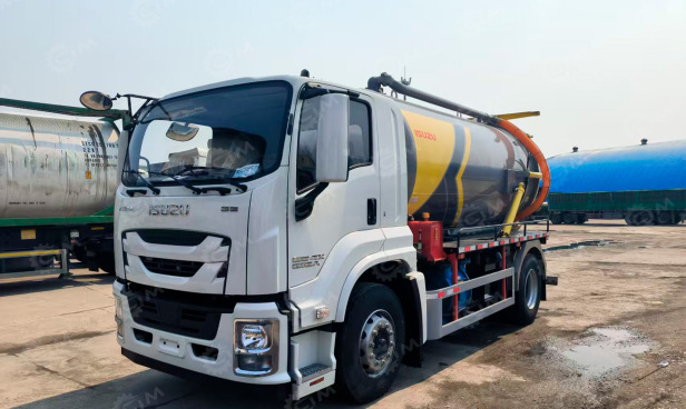 Илосос на шасси ISUZU 4x2 дв 151KW бочка 10м3 насос XD-420м3ч c листом нержавейки - Ассенизатор: фото 1 Илосос на шасси ISUZU 4x2 дв 151KW бочка 10м3 насос XD-420м3ч c листом нержавейки - Ассенизатор: фото 1