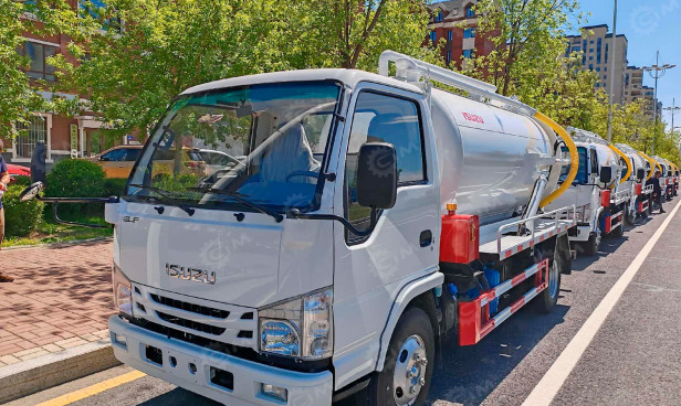 Илосос на шасси ISUZU 4x2 дв 96kw объем бочки 3м3 насос XD-240 - Ассенизатор: фото 1 Илосос на шасси ISUZU 4x2 дв 96kw объем бочки 3м3 насос XD-240 - Ассенизатор: фото 1
