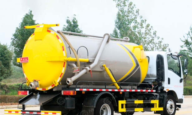 Илосос на шасси ISUZU 4x4 дв 139kw объем бочки 6м3 - Ассенизатор: фото 1 Илосос на шасси ISUZU 4x4 дв 139kw объем бочки 6м3 - Ассенизатор: фото 1