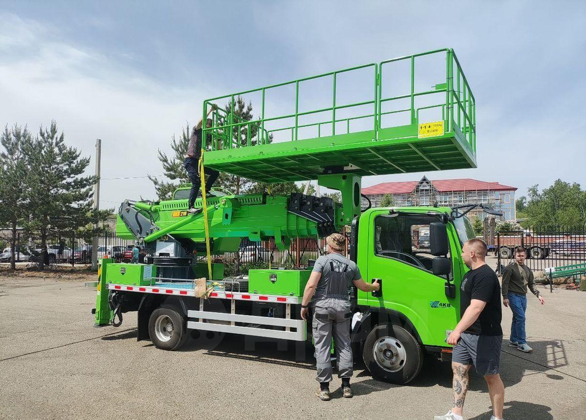 Isuzu Elf - Грузовик с подъемником: фото 2 Isuzu Elf - Грузовик с подъемником: фото 2