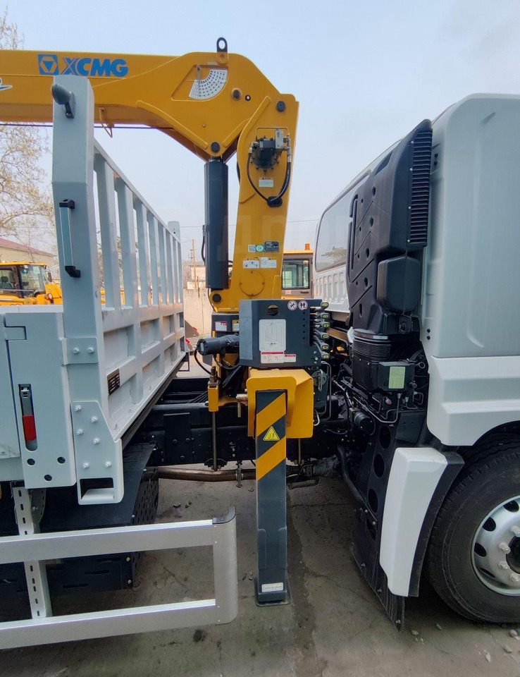 Isuzu Giga - Грузовик бортовой/ Платформа, Автоманипулятор: фото 1 Isuzu Giga - Грузовик бортовой/ Платформа, Автоманипулятор: фото 1