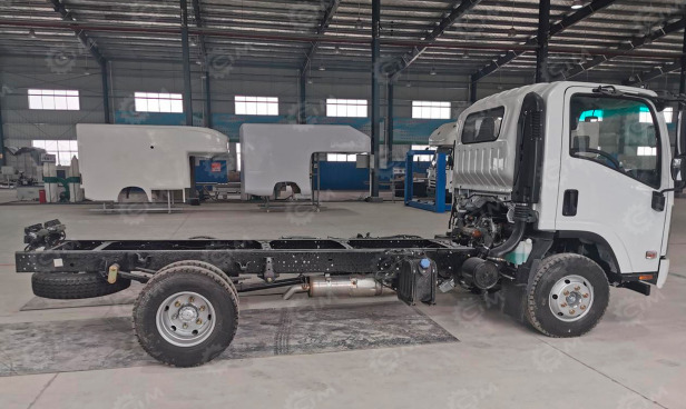 Шасси ISUZU 4х2 дв 139kw гп 8т со спальником - Грузовик-шасси: фото 1 Шасси ISUZU 4х2 дв 139kw гп 8т со спальником - Грузовик-шасси: фото 1