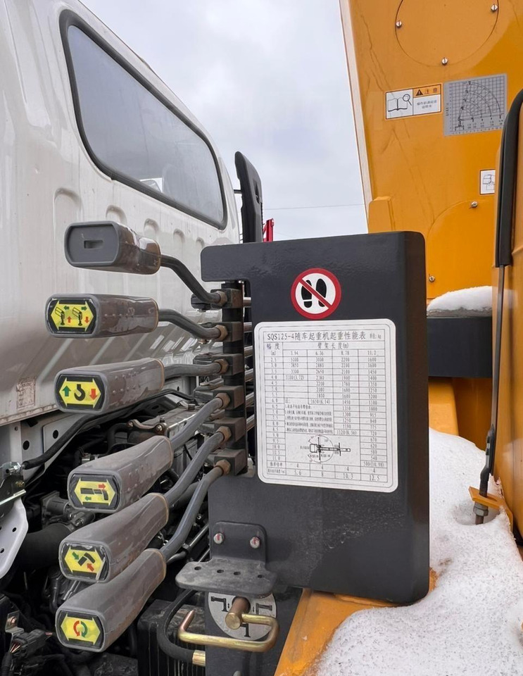 Новый Грузовик бортовой/ Платформа, Автоманипулятор Isuzu 100P: фото 15