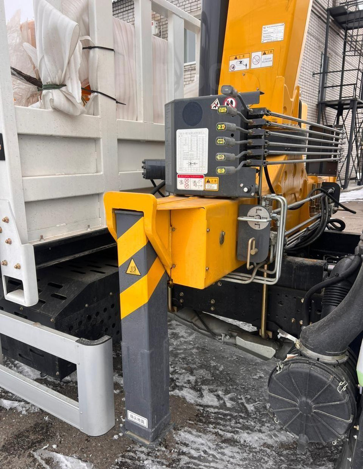 Новый Грузовик бортовой/ Платформа, Автоманипулятор Isuzu 100P: фото 8