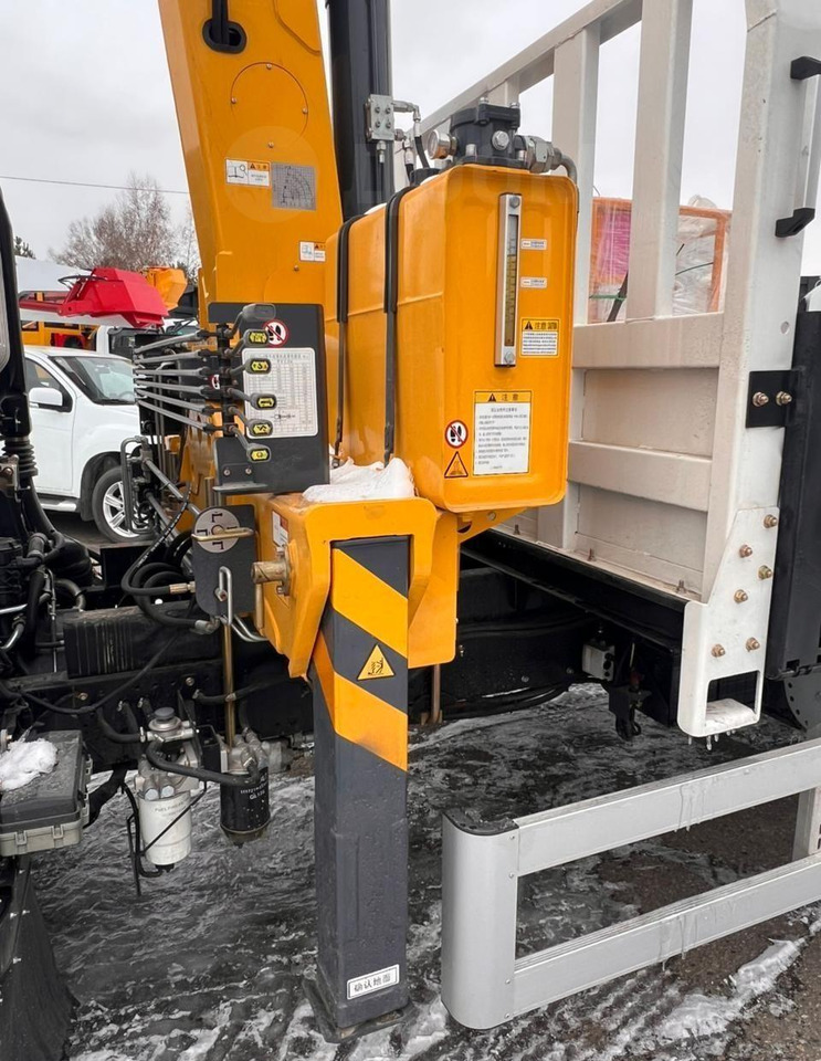 Новый Грузовик бортовой/ Платформа, Автоманипулятор Isuzu 100P: фото 7