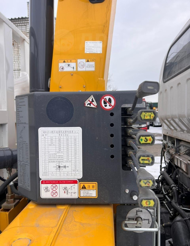 Новый Грузовик бортовой/ Платформа, Автоманипулятор Isuzu 100P: фото 9