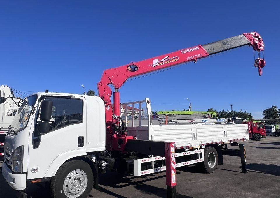 Isuzu Elf (N-series) - Грузовик бортовой/ Платформа, Автоманипулятор: фото 3 Isuzu Elf (N-series) - Грузовик бортовой/ Платформа, Автоманипулятор: фото 3