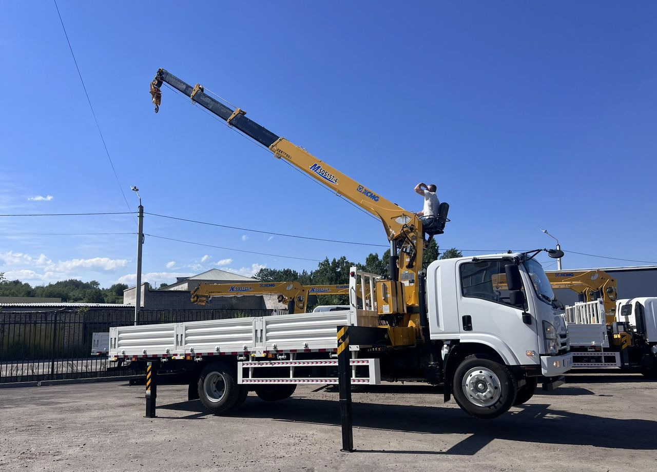 Isuzu Elf (N-series) - Грузовик бортовой/ Платформа, Автоманипулятор: фото 1 Isuzu Elf (N-series) - Грузовик бортовой/ Платформа, Автоманипулятор: фото 1