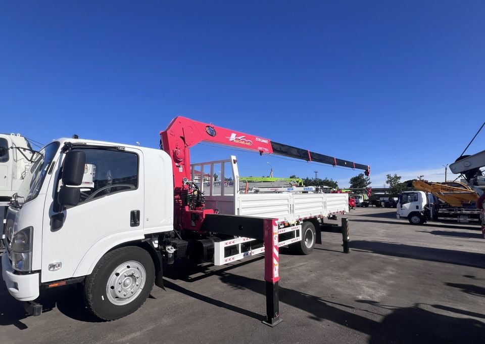 Isuzu Elf (N-series) - Грузовик бортовой/ Платформа, Автоманипулятор: фото 2 Isuzu Elf (N-series) - Грузовик бортовой/ Платформа, Автоманипулятор: фото 2