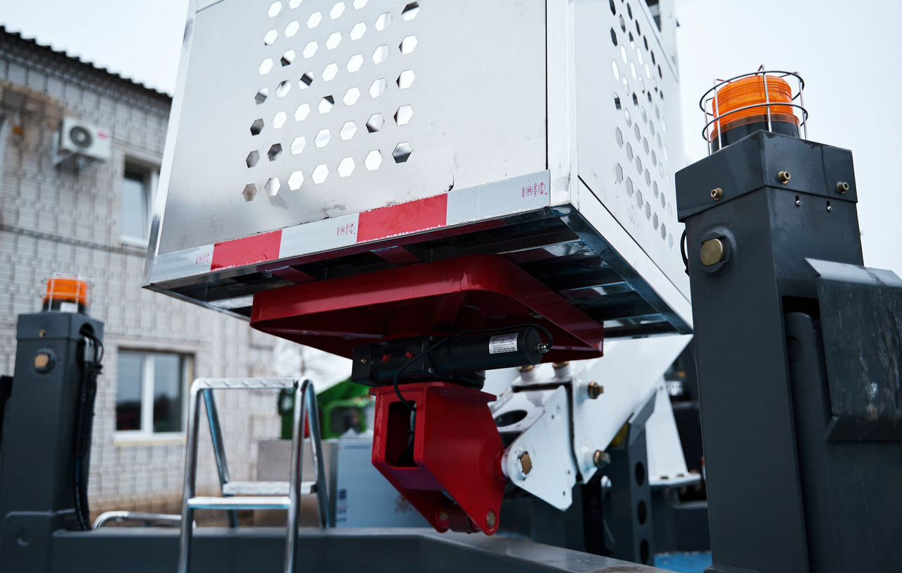 Новый Грузовик с подъемником Isuzu Elf: фото 9