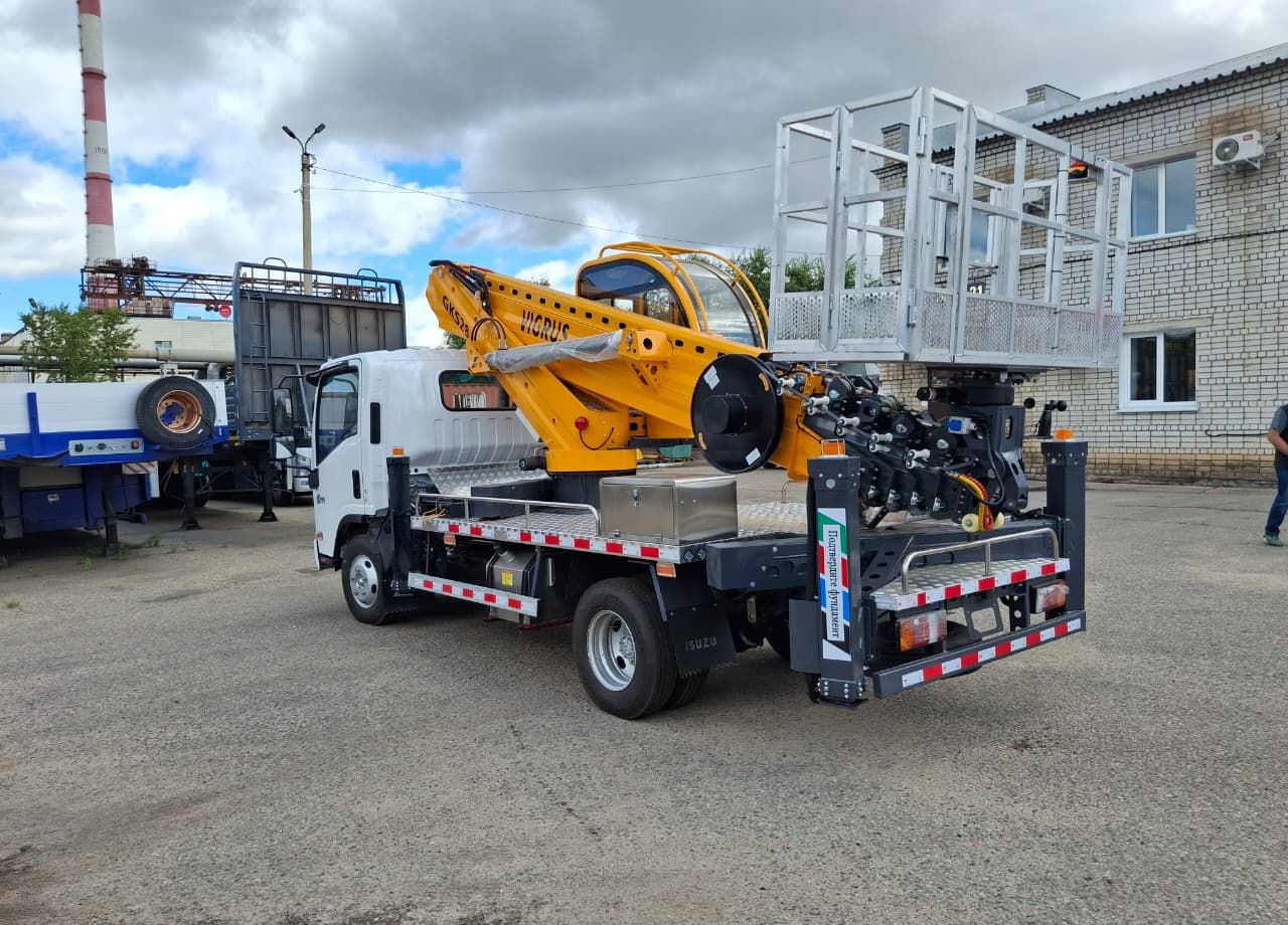 Isuzu Elf - Грузовик с подъемником: фото 3 Isuzu Elf - Грузовик с подъемником: фото 3