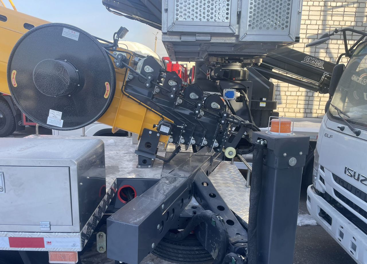 Новый Грузовик с подъемником Isuzu Elf: фото 6 Новый Грузовик с подъемником Isuzu Elf: фото 6