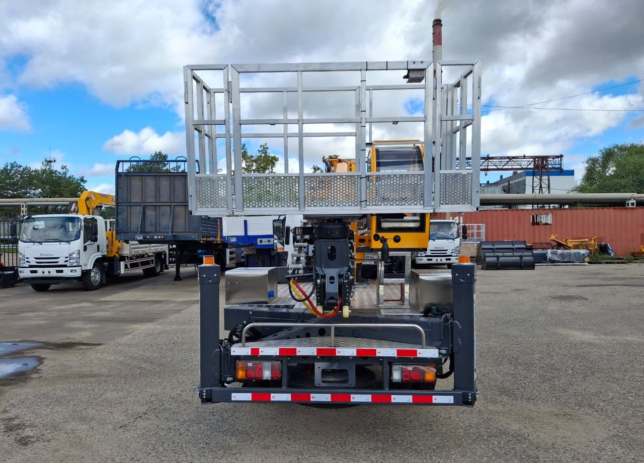 Isuzu Elf - Грузовик с подъемником: фото 4 Isuzu Elf - Грузовик с подъемником: фото 4