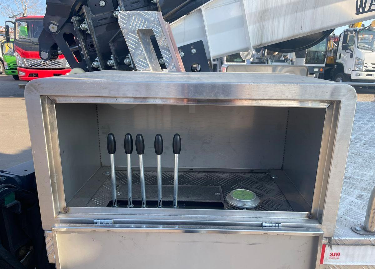 Isuzu Elf - Грузовик с подъемником: фото 4 Isuzu Elf - Грузовик с подъемником: фото 4