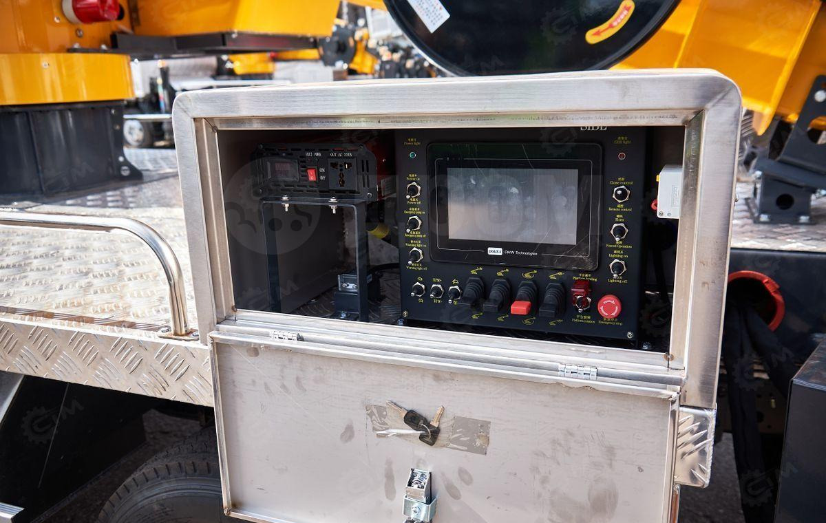 Isuzu Elf - Грузовик с подъемником: фото 4 Isuzu Elf - Грузовик с подъемником: фото 4