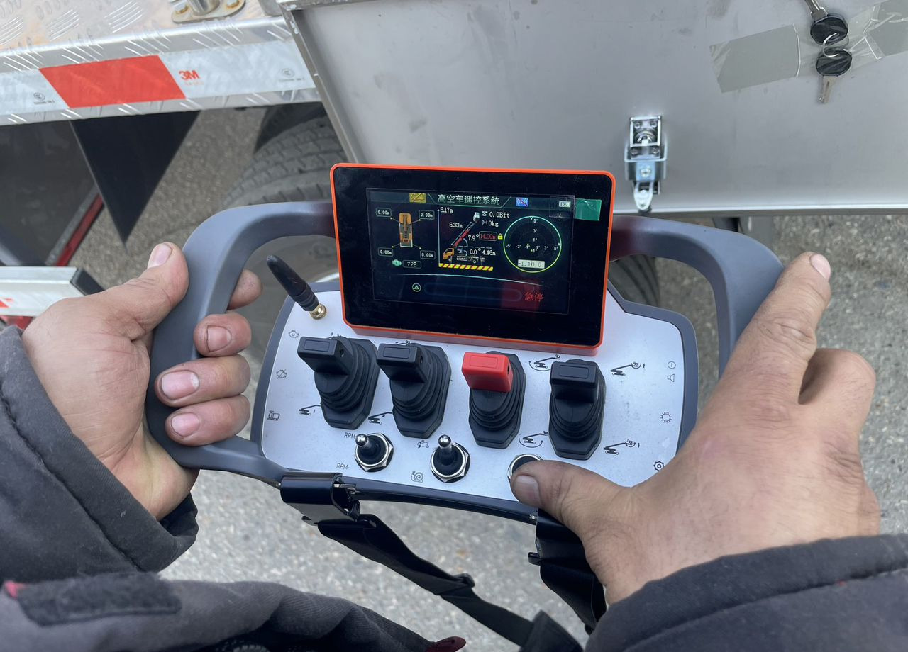 Новый Грузовик с подъемником Isuzu Elf: фото 6 Новый Грузовик с подъемником Isuzu Elf: фото 6