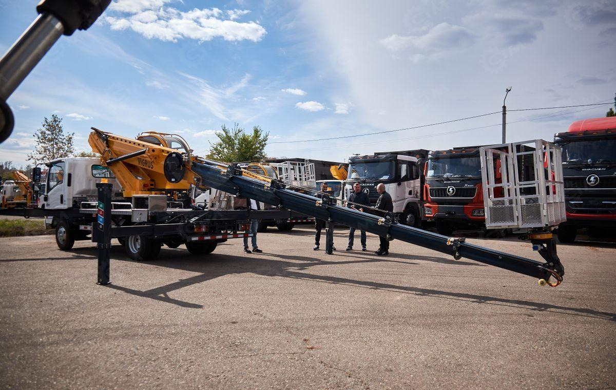 Новый Грузовик с подъемником Isuzu Elf: фото 23