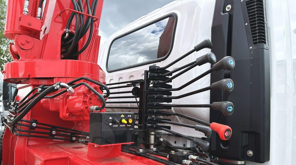 Isuzu Elf - Бортовой грузовик/ Платформа, Автоманипулятор: фото 5 Isuzu Elf - Бортовой грузовик/ Платформа, Автоманипулятор: фото 5