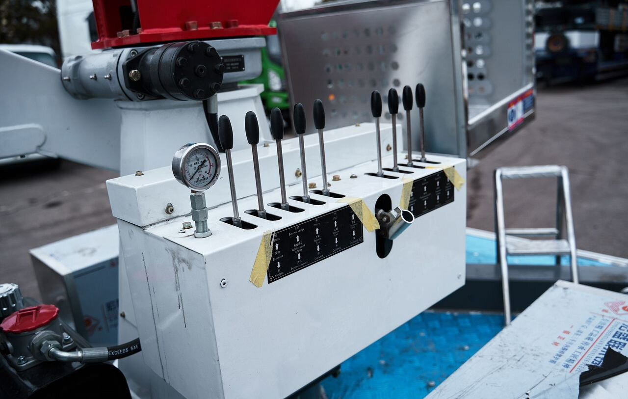 Новый Грузовик с подъемником Isuzu Elf: фото 13