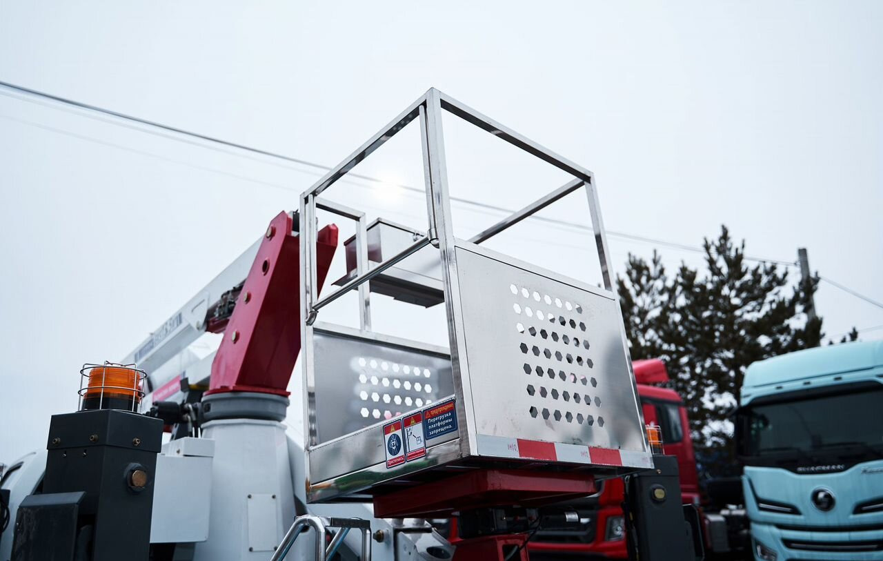 Новый Грузовик с подъемником Isuzu Elf: фото 8