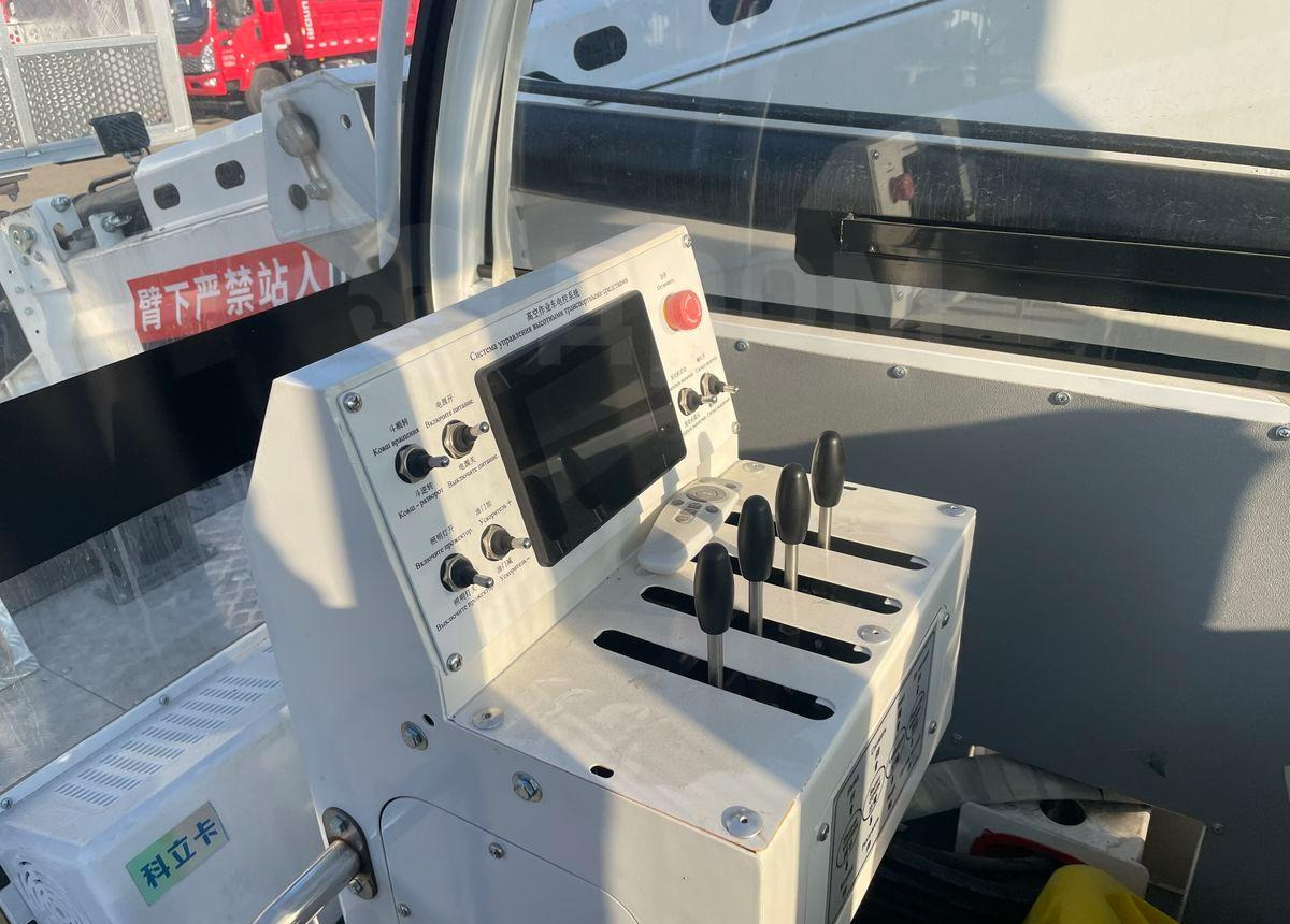 Isuzu Elf - Грузовик с подъемником: фото 5 Isuzu Elf - Грузовик с подъемником: фото 5