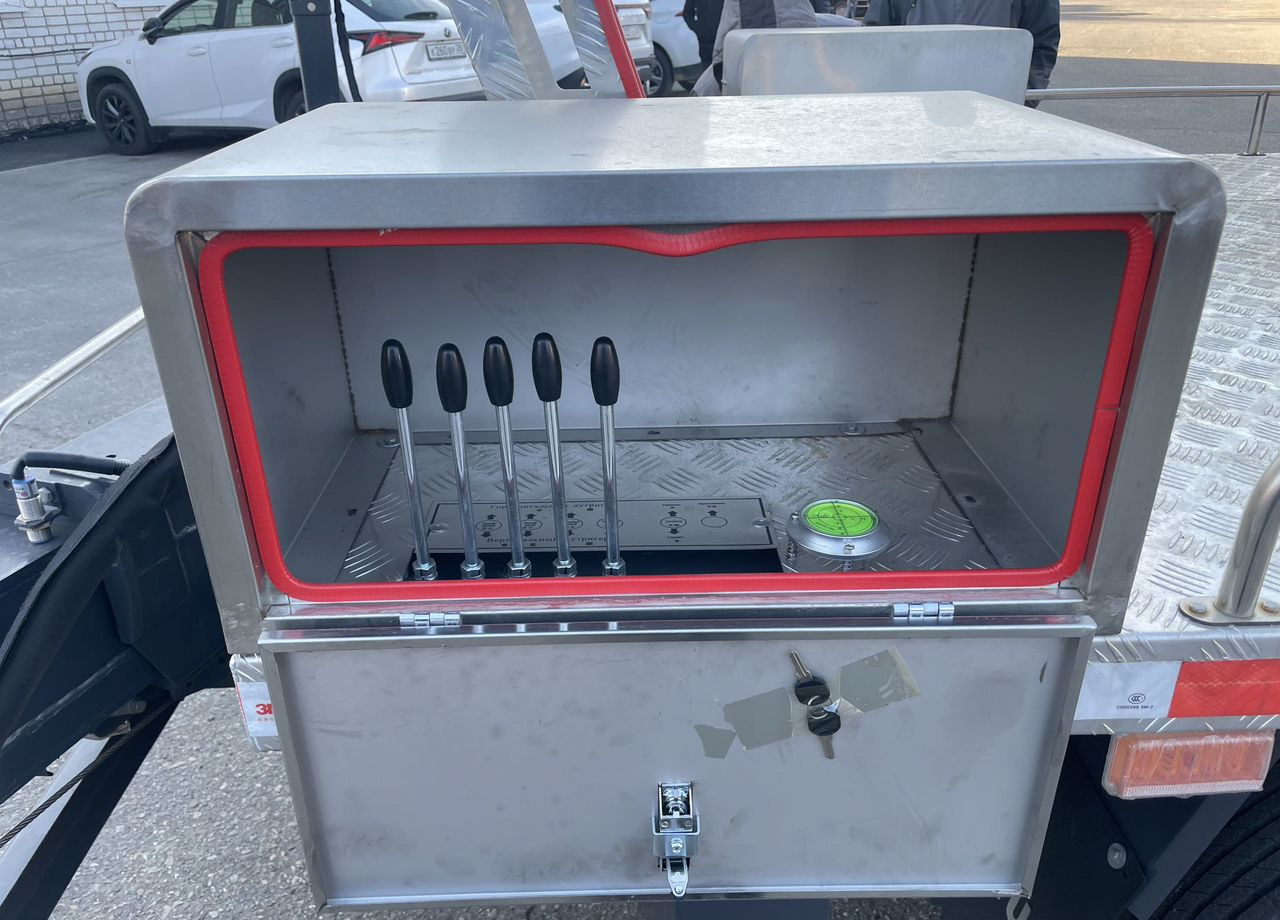 Isuzu Elf - Грузовик с подъемником: фото 5 Isuzu Elf - Грузовик с подъемником: фото 5