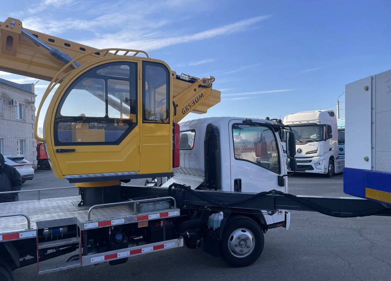 Isuzu Elf - Грузовик с подъемником: фото 3 Isuzu Elf - Грузовик с подъемником: фото 3