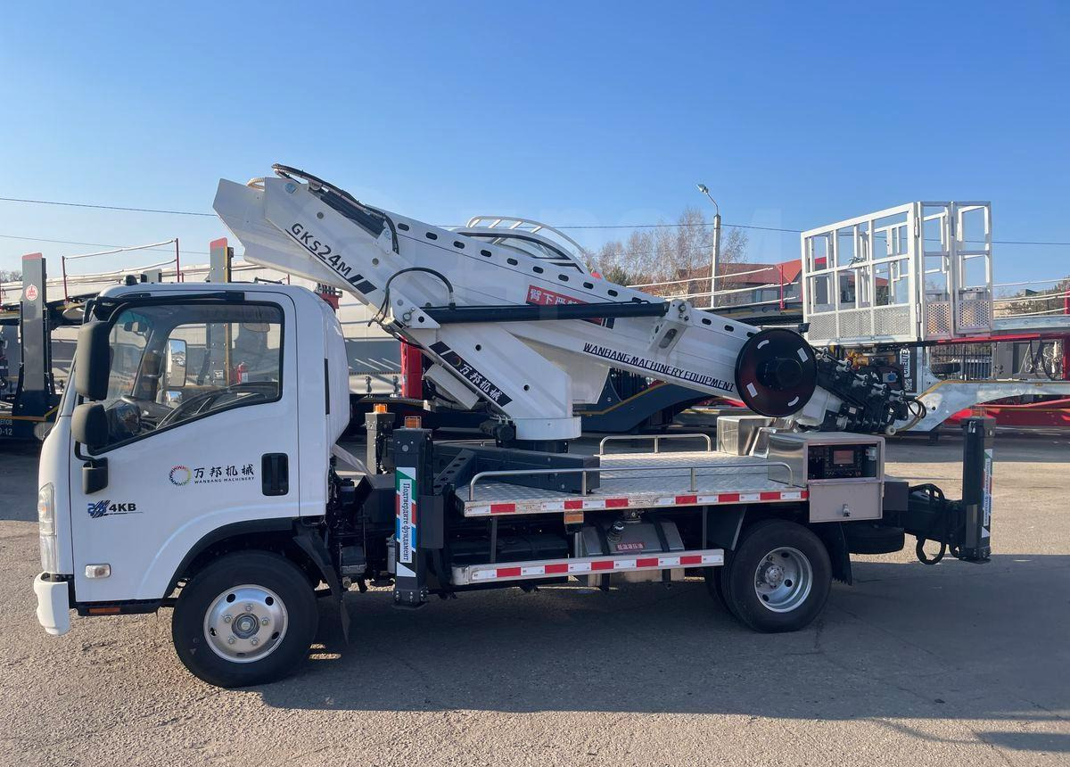 Isuzu Elf - Грузовик с подъемником: фото 2 Isuzu Elf - Грузовик с подъемником: фото 2