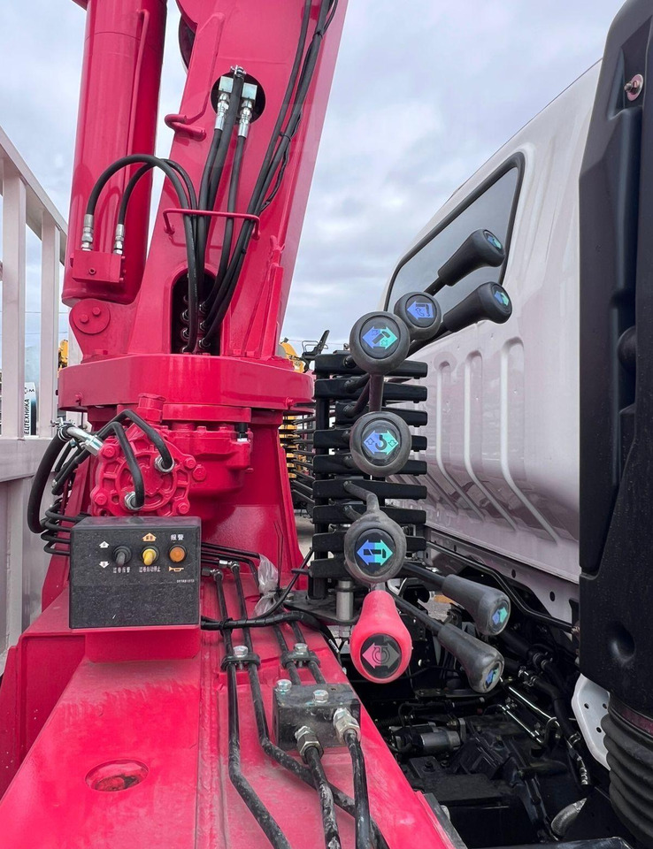 Новый Грузовик бортовой/ Платформа, Автоманипулятор Isuzu Elf: фото 9