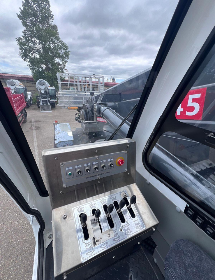 Новый Грузовик с подъемником Isuzu Giga: фото 11