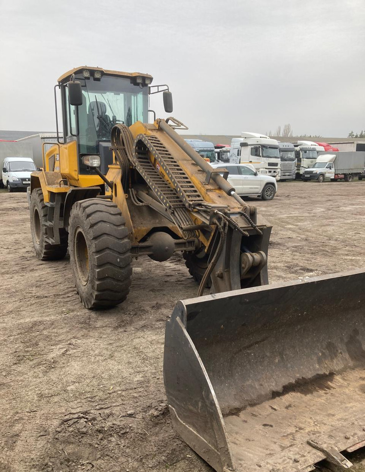 Фронтальный погрузчик Bull SL300Т - Телескопический фронтальный погрузчик: фото 1 Фронтальный погрузчик Bull SL300Т - Телескопический фронтальный погрузчик: фото 1