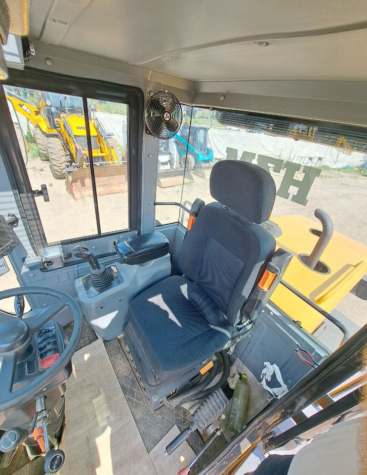 Фронтальный погрузчик HZM XC300 - Колёсный погрузчик: фото 5 Фронтальный погрузчик HZM XC300 - Колёсный погрузчик: фото 5