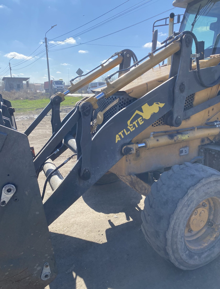 Фронтальный погрузчик KYLOTON MR22 - Экскаватор-погрузчик: фото 2 Фронтальный погрузчик KYLOTON MR22 - Экскаватор-погрузчик: фото 2