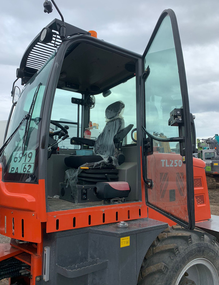 Фронтальный погрузчик MOLOT TL250 - Телескопический фронтальный погрузчик: фото 5 Фронтальный погрузчик MOLOT TL250 - Телескопический фронтальный погрузчик: фото 5