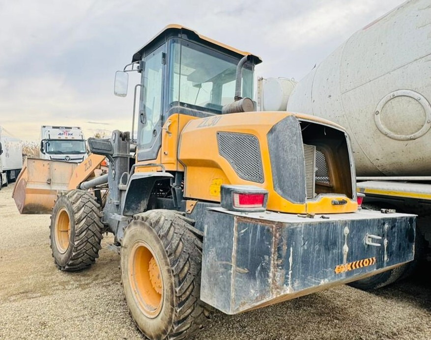 Фронтальный погрузчик YIGONG ZL30 - Колёсный погрузчик: фото 1 Фронтальный погрузчик YIGONG ZL30 - Колёсный погрузчик: фото 1